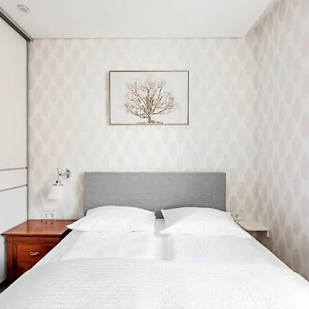 Castle 1 Bd Old Town By Hostlovers *
